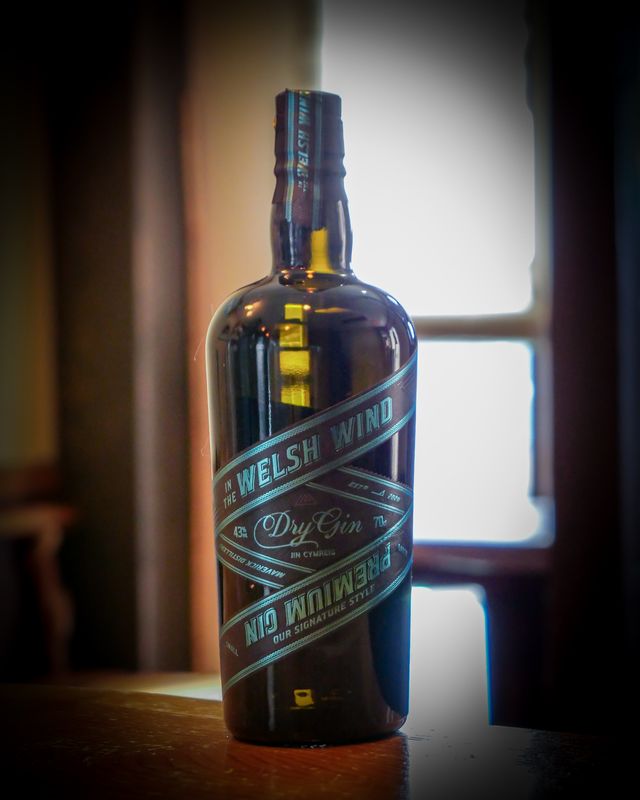 【IN THE WELSH WIND SIGNATURE STYLE GIN】

のとジンを生んだIn the Welsh Wind蒸溜所のプレミアム・ドライ・ジン

かつてウェールズのニュー・キーに輸入された貨物をヒントに、オレンジ、シナモン、クローブ、ジンジャー、紅茶に浸したカシスなど、ウェールズらしいボタニカルを使用