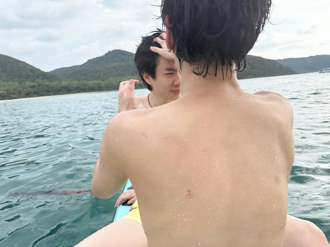 JJUNYALEE_'s tweet photo. จากไม่ชอบให้เขาจับมือ สู่การให้เขาซบอก เสยผมให้กลางทะเล ให้เขากอดคอเซลฟี่แนบชิด 

ออฟจุมพล2016 คือใครไม่รู้จัก รู้จักแต่ออฟจุมพล2026คนอวดแฟน  😉 https://t.co/WetKRygLJr