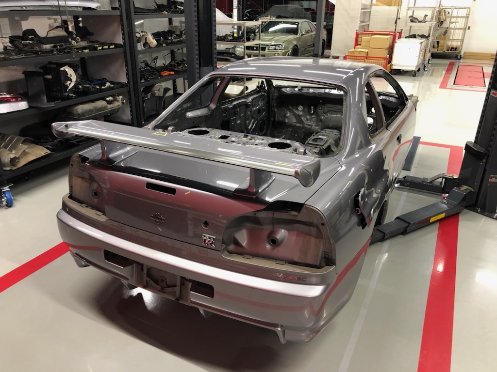 NISMO_JP's tweet photo. 【大森ファクトリーブログ】

#BNR34 のCRS施工に向けて、分解が完了
塗装に旅立つ前の状態になりました

別のリフトには、組み込みが開始されたBNR34がセットアップされていました

▼詳細はこちら
https://t.co/FP60ajLdgs

#大森ファクトリー
#NISMO https://t.co/UWvQ4fO8Wv