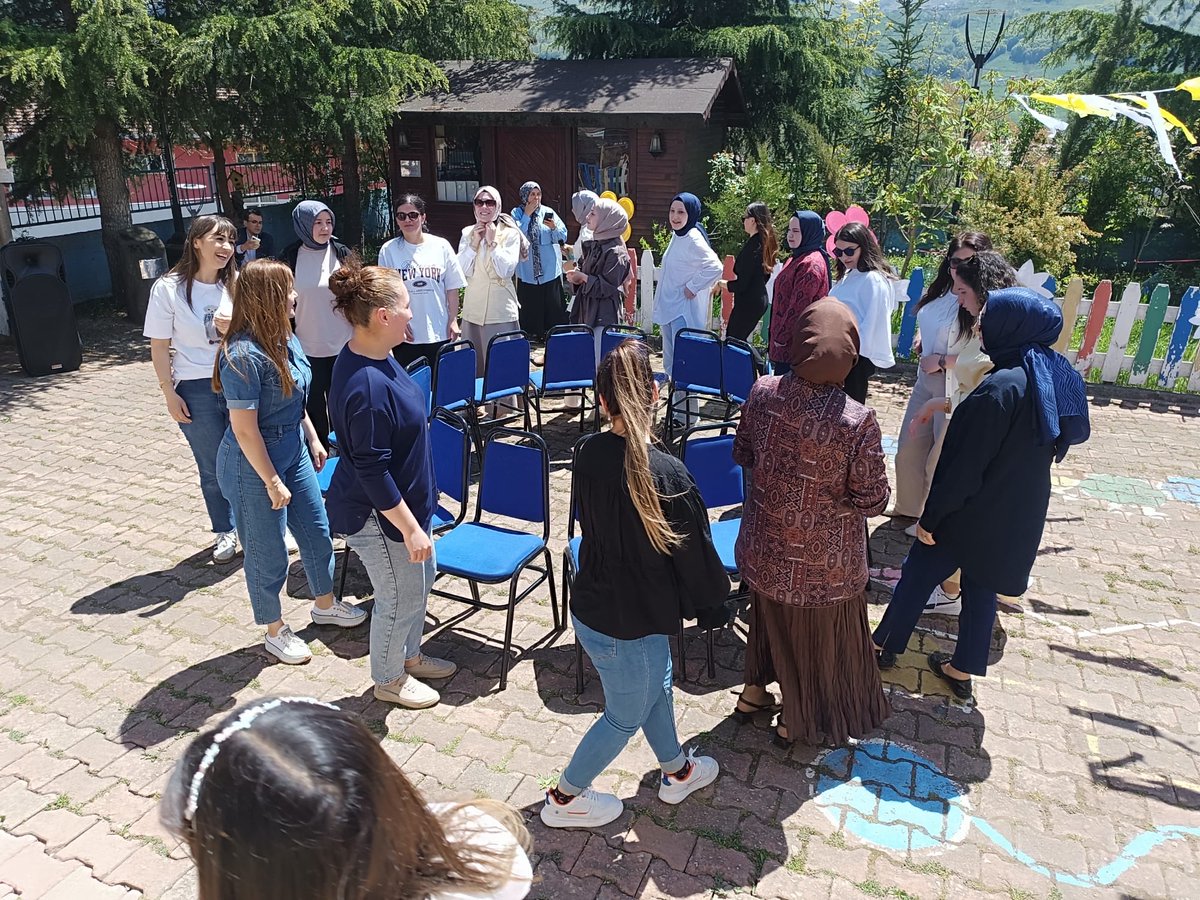 aybastiilce_mem's tweet photo. 💐Anneler Günü Coşkusu

Müdürlüğümüze bağlı Aybastı Mehmet Akif Ersoy Anaokulu’nda Anneler Günü, velilerimizin yoğun katılımıyla neşe içerisinde kutlandı. Program kapsamında düzenlenen anne yarışmaları ve eğlenceli etkinliklerde keyifli anlar yaşandı. https://t.co/pKxA6BEJQ9
