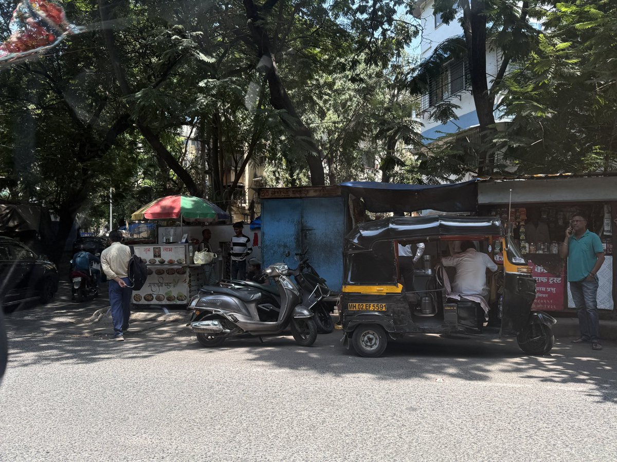 jayymishraa's tweet photo. Where will the citizen walk if there are new food stalls setting up? When will bmc take action? Someone from the corporation is really taking hafta and letting the food stalls set up. 
Location:Arogyanidhi hospital, Juhu Mumbai 400049 https://t.co/6gek94u56b