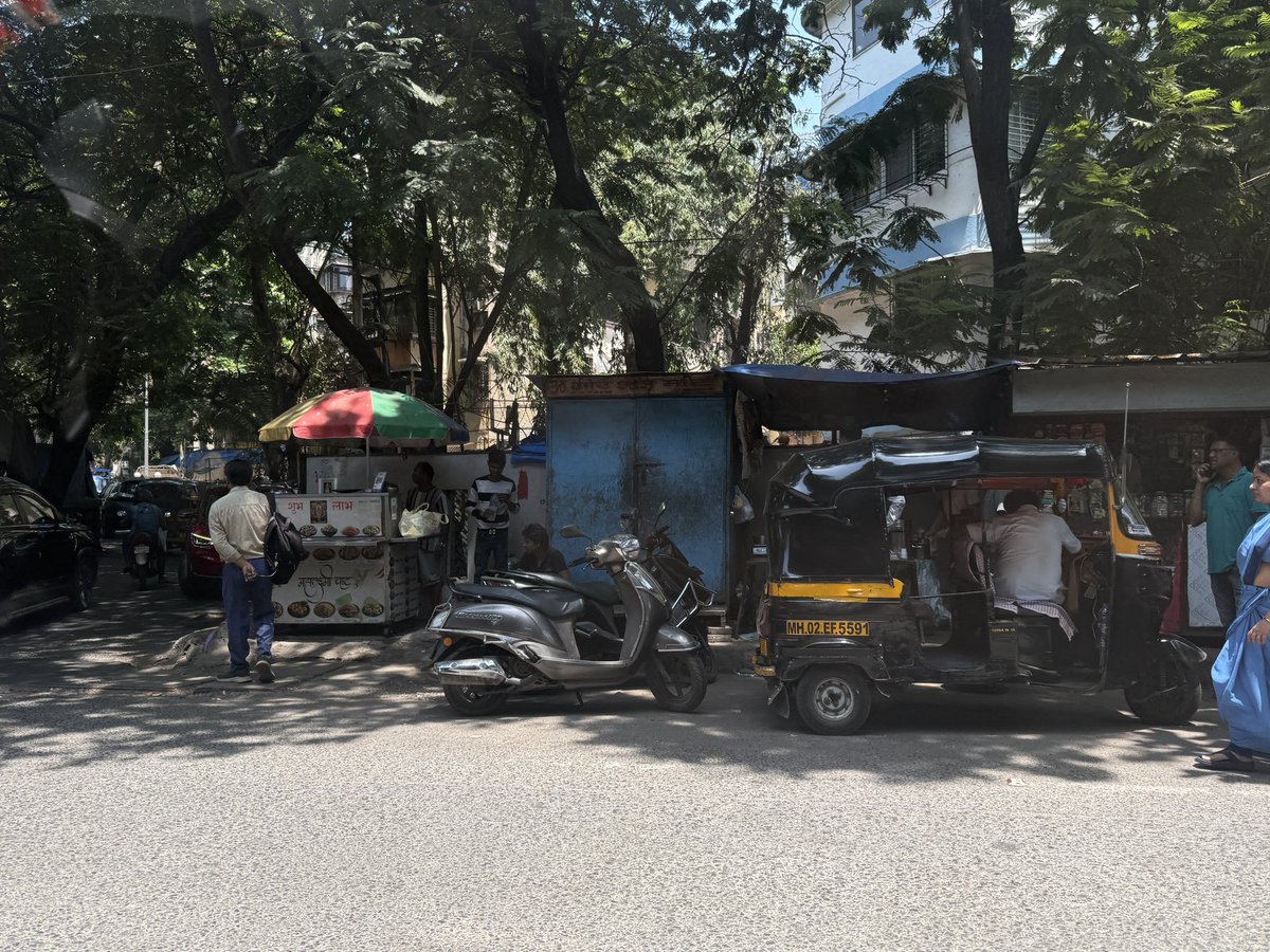 jayymishraa's tweet photo. Where will the citizen walk if there are new food stalls setting up? When will bmc take action? Someone from the corporation is really taking hafta and letting the food stalls set up. 
Location:Arogyanidhi hospital, Juhu Mumbai 400049 https://t.co/6gek94u56b