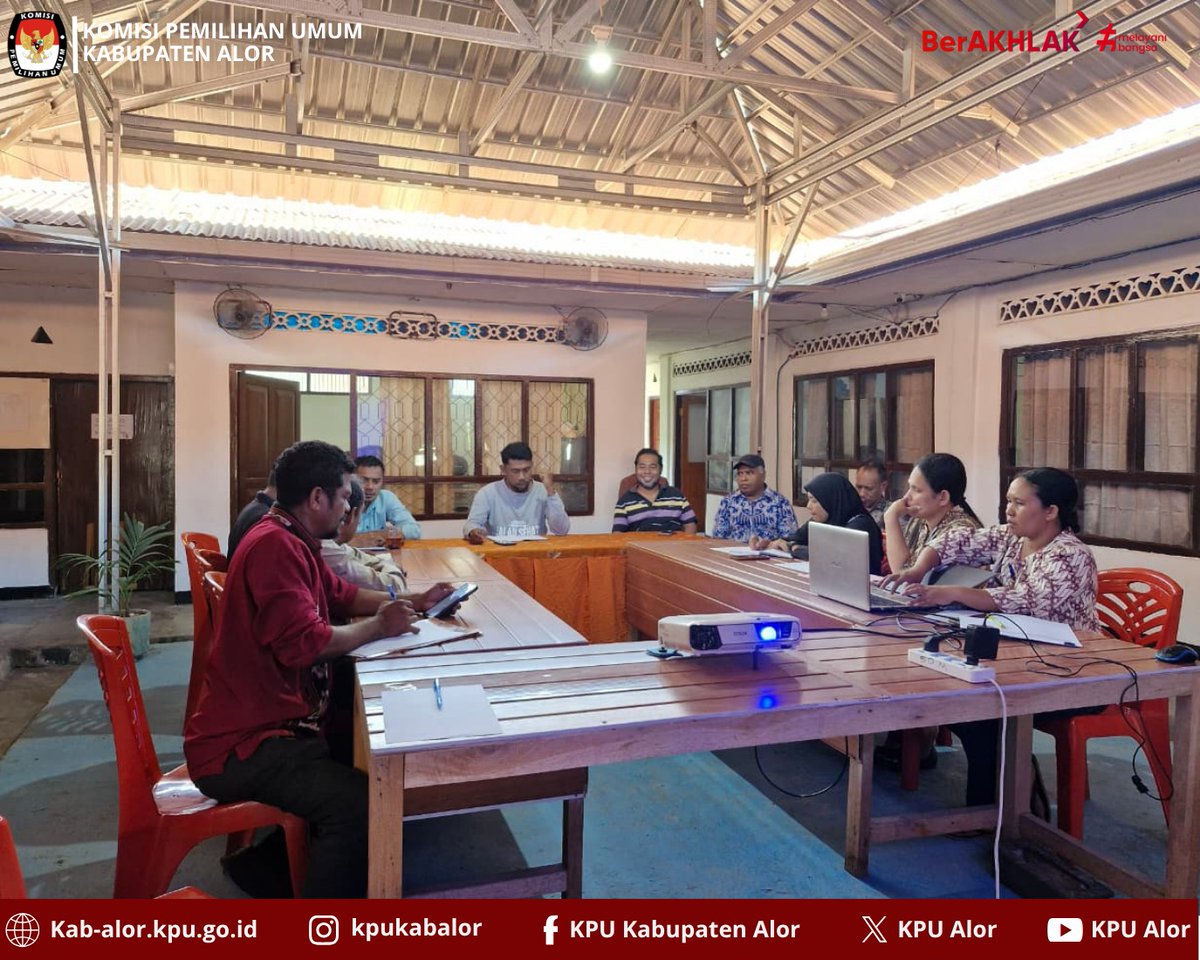 AlorKpu's tweet photo. #TemanPemilih, Dalam rapat pleno tersebut, sejumlah agenda dibahas, di antaranya tindak lanjut hasil rapat pleno sebelumnya, laporan realisasi anggaran bulan April 2026, pembahasan pelaksanaan sosialisasi KPU Mengajar, serta penyampaian SPIP) bulan April.#kpualor #kpumelayani https://t.co/x5yK0bywW8