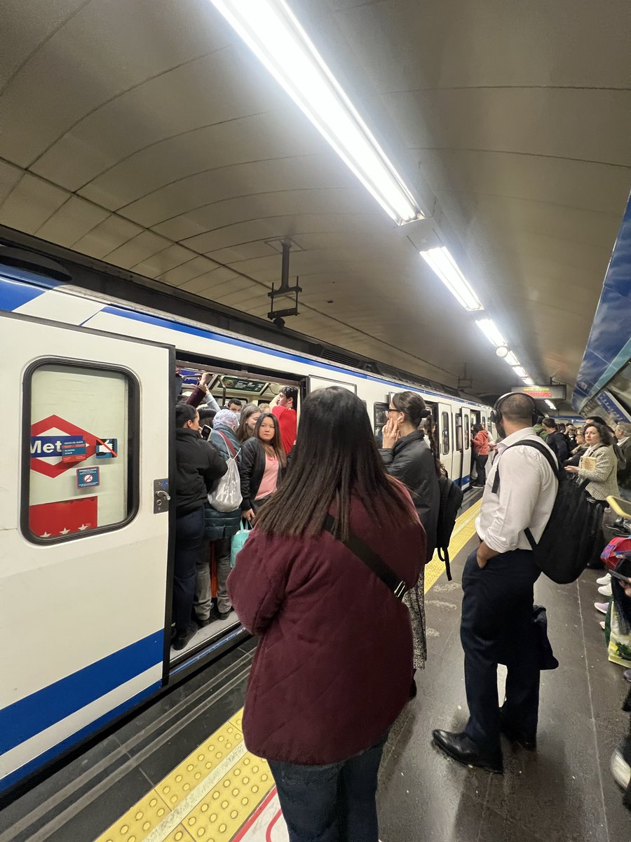 El <a href="/metro_madrid/">Metro de Madrid</a> es ya un servicio impracticable. Obligados a dejar pasar varios trenes abarrotados, cada día peor. No aumentan la frecuencia de trenes ante la invasión de gente que tenemos en Madrid.