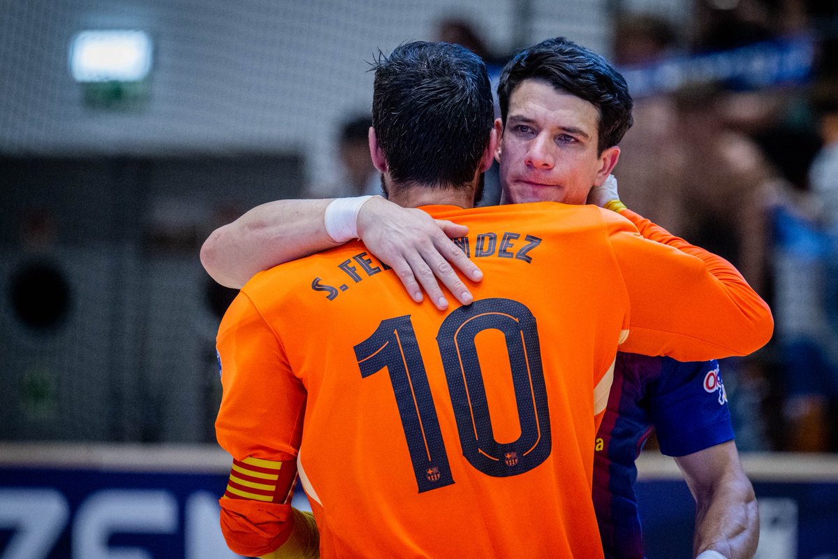 FCBhoquei's tweet photo. Amb el cap ben alt, equip! 𝐓𝐨𝐫𝐧𝐚𝐫𝐞𝐦! 👏

L'orgull és màxim! 💙❤️ https://t.co/hrUREWz0Nv