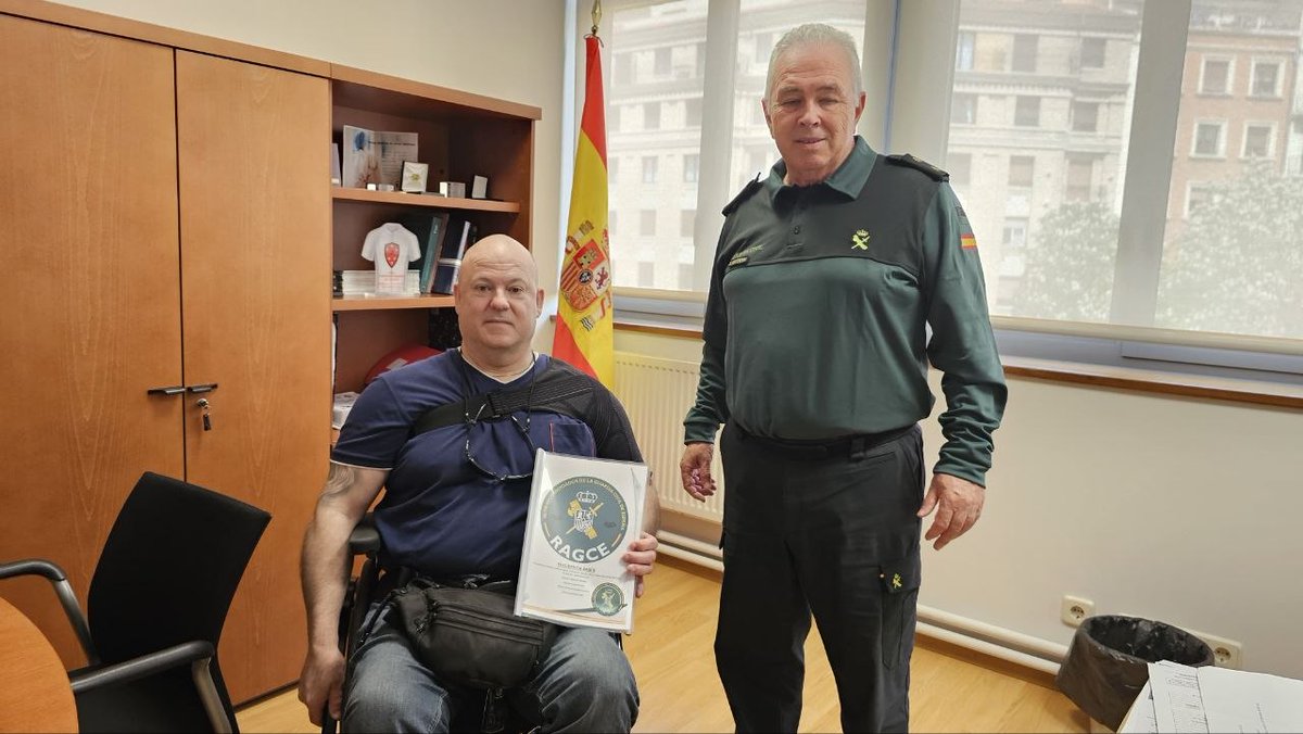RAGCEasociados's tweet photo. El pasado 22 de abril de 2026, el Delegado de @RagceNavarra, Paco, mantuvo una reunión con el Teniente Coronel de Acción Social,  Cristóbal Forján, en un encuentro marcado por la cercanía, la cordialidad y el compromiso con los Veteranos de la @guardiacivil
#SiempreGuardiaCivil https://t.co/qCnM1VvvWh