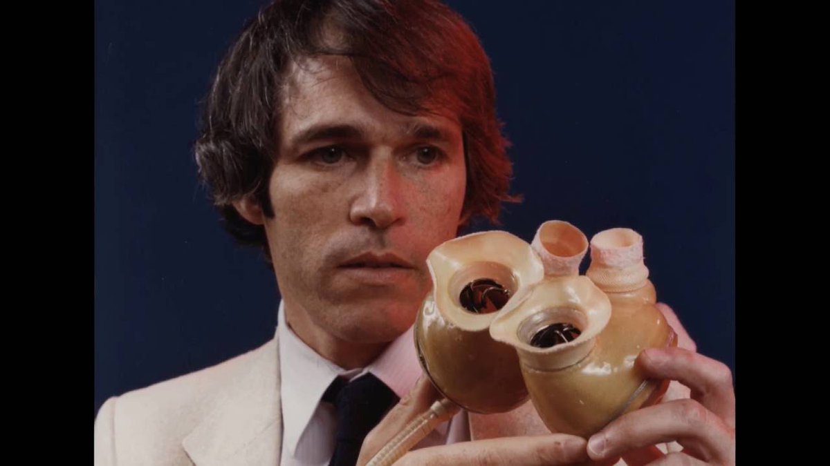 mariobianchi18's tweet photo. L'#11maggio 1946 nasceva #RobertJarvik. Chirurgo. Inventò Jarvik-7, primo cuore artificiale utilizzato come impianto permanente in un essere umano. Nel 1982 Barney Clark, malato terminale, fu il primo a farsi sostituire il cuore con un Jarvik-7. Il chirurgo era William DeVries. https://t.co/Dqek5cpiz2