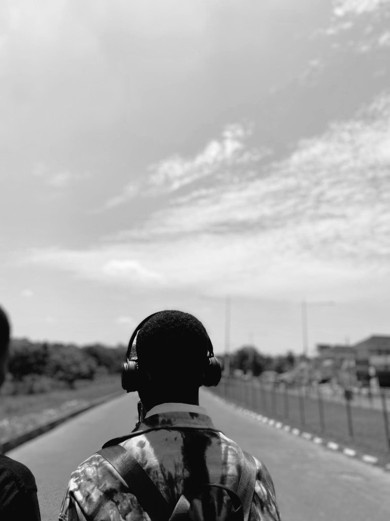 Iam_TheMonarch's tweet photo. What shall we sacrifice for victory 🤔

On the road to bag this degree, what are you willing to sacrifice?  Meals, sleep, sanity, "ships"? 
A resolve made I, not to return to Lagos without an excellent degree, dozens of other experiences that are valuable for life

 Win this week https://t.co/gk9E2b0YsA