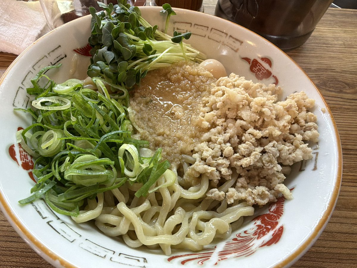 kou41's tweet photo. カミナリのYouTubeで紹介されたコツ一丁ラーメンの「交響麺」
完璧な豚肉と背脂は重くもなくてカイワレとネギがまた良いアクセント
脳にくる絶品でした！
#カミナリの記録映像
https://t.co/Mzhnbzt7Tn https://t.co/OrOLu6lB8E