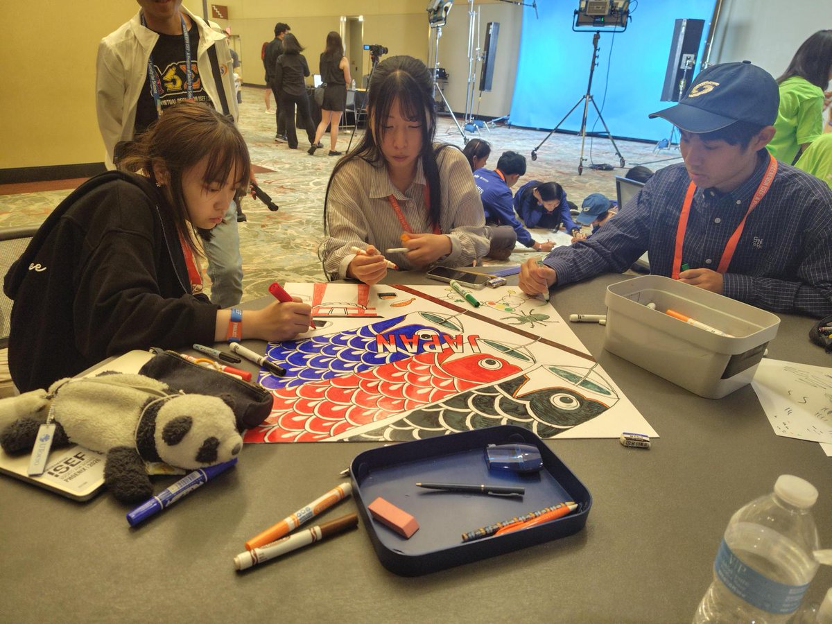 JSSA_official's tweet photo. #ISEF2026 に出場する生徒たちは会場のアリゾナ・コンベンションセンターに到着しています。大会2日目の今日は恒例のピンバッジ交換会が行われました。日本から参加するファイナリストたちは法被姿で参加！他国のファイナリストと交流を深めました。 https://t.co/IE3Td3VoDN