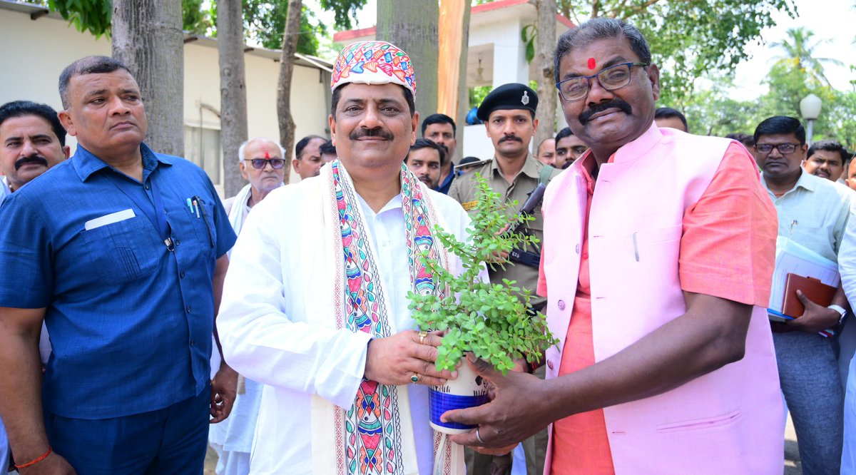 आज माननीय मंत्रीगण मो. जमा खान, डॉ राम चंद्र प्रसाद एवं श्री मदन सहनी से आत्मीय मुलाकात हुई।

इस दौरान बिहार के विकास, सामाजिक समरसता एवं जनकल्याण से जुड़े विभिन्न विषयों पर सार्थक चर्चा हुई।

<a href="/BhaiZamakhan/">Md Zama khan</a> <a href="/mla_hayaghat/">Dr. Ram Chandra Prasad ( Modi Ka Parivar )</a> <a href="/SahniBihar/">Madan sahni</a>