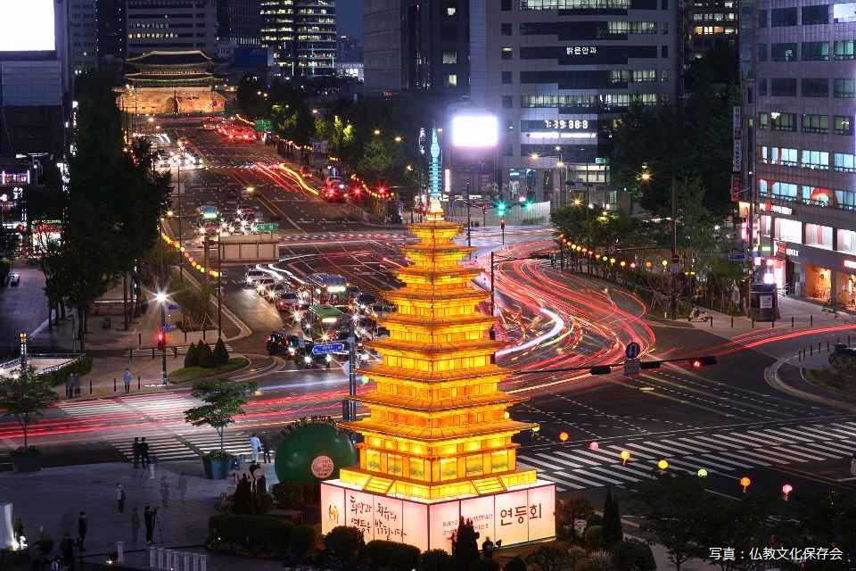 twittkto's tweet photo. 韓国のお寺では4月から5月にかけて、お釈迦様の誕生日に合わせ境内に色とりどりの提灯を飾り、燃灯会に向けた準備を行います。今年は5月24日がお誕生日にあたるため、韓国は25日(月)が振替休日となります。韓国の主要観光地で行われる燃灯会の日程や、各地の観光スポットをご紹介します。詳細はこちら⇒ https://t.co/8kxTeYi3gK