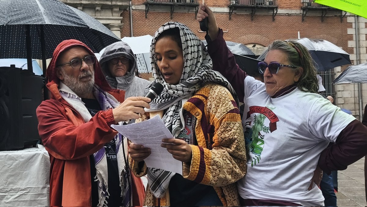 Insumisas_CM's tweet photo. Ayer, 10M, no soltamos la Plaza de la Provincia: concentración permanente por Saif y Thiago (Global Sumud Flotilla) que ayer ya fueron liberados, y performance por Palestina y Cuba frente al genocidio, el bloqueo y el rearme.

Seguimos en lucha.

#PalestinaLibre #CubaSíBloqueoNo https://t.co/FXbWxC7JCq