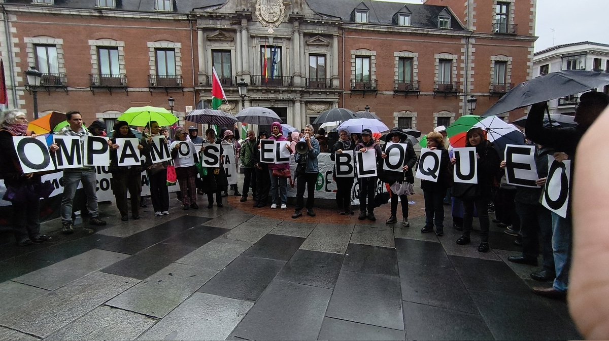 Insumisas_CM's tweet photo. Ayer, 10M, no soltamos la Plaza de la Provincia: concentración permanente por Saif y Thiago (Global Sumud Flotilla) que ayer ya fueron liberados, y performance por Palestina y Cuba frente al genocidio, el bloqueo y el rearme.

Seguimos en lucha.

#PalestinaLibre #CubaSíBloqueoNo https://t.co/FXbWxC7JCq