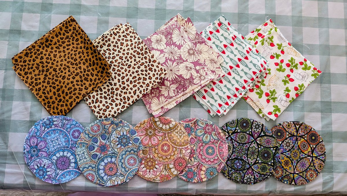 セリアのカットクロス✨ ヨーヨーキルトを作りたくてカットクロス集めてるけど 少し残ったのを何か利用したいと思ってシールにしてみたら可愛い😍💕 100均 行ったら いろんな大きさのラベルシール買ってこよう💖2枚目はヨーヨーキルト用に丸くカット〜✂🔴