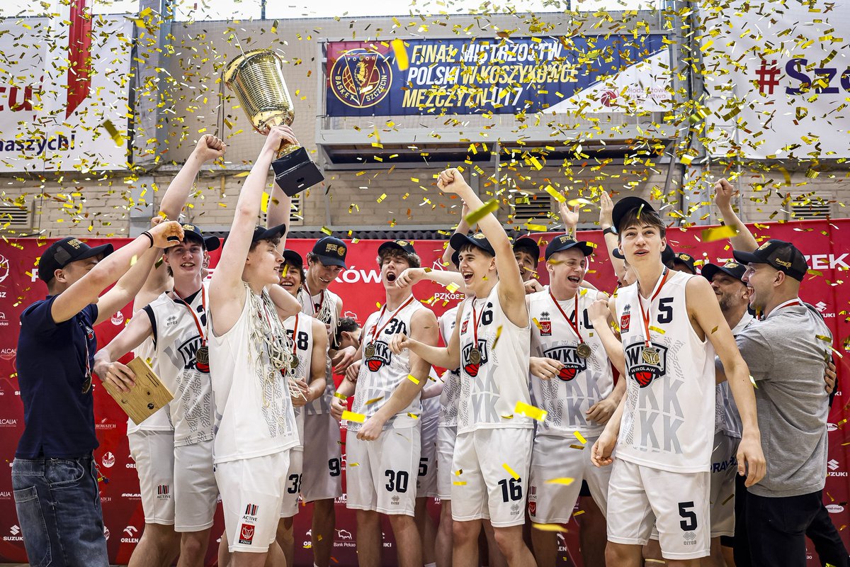 WKK_Wroclaw's tweet photo. Najlepsi juniorzy w kraju trenują przy Czajczej! 🏆
Mistrzostwa Polski U17 - 🥇
Centralna Liga Juniorów - 🥇
fot. Tomasz Sokołowski / PZKosz #U17PL https://t.co/5WPUA5nYOn