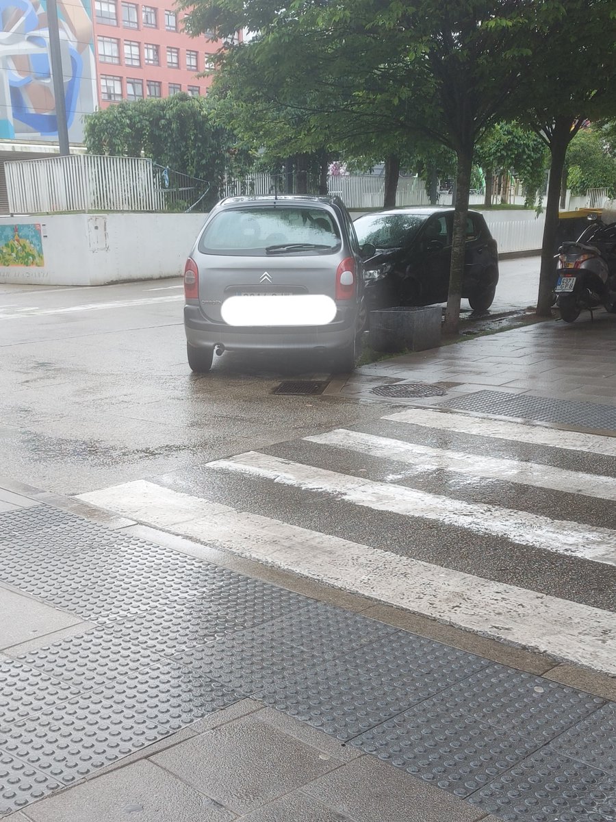 FranSantosFSG's tweet photo. @ConcelloCoruna esta situación sucede en muchos cruces del barrio de Agra do Orzán (y en otros): coches mal aparcados dificultando la visión a la hora de incorporarse. La policía local tendría que dejarse ver más por la zona #conchiñas #agradoorzan #policialocal #coruña https://t.co/iyAYc9Yexa