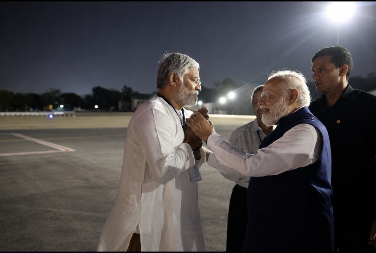 నేను రాముణ్ణి చూడలేదు, కృష్ణుణ్ణి చూడలేదు, ఆదిశంకరుల్ని చూడలేదు, వివేకానందుణ్ణి చూడలేదు.

అంటే చూడలేము కూడా.

కానీ వాళ్లందరి అంశలతో ఉన్న మోడీ గారిని చూశాను, ముట్టుకున్నాను, చేతిని ముద్దెట్టుకున్నాను.

నా జన్మ ధన్యం.