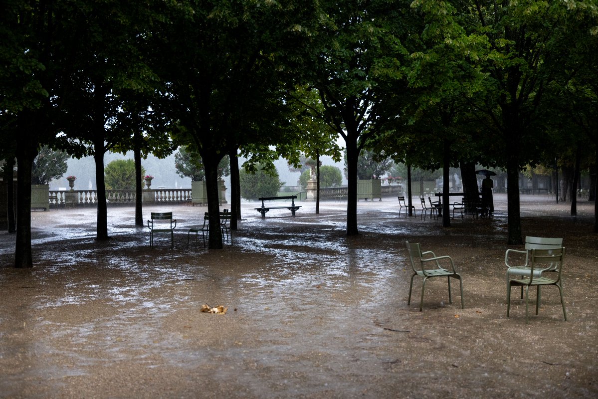 Nouveau jour de pluie au Jardin du Luxembourg. Prudence, certains endroits peuvent être glissants.