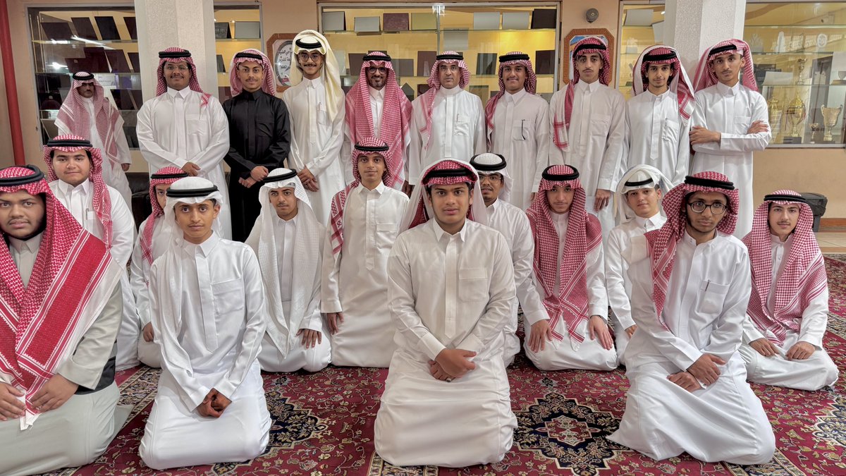MOE_TIF's tweet photo. شارك مدير عام #تعليم_الطائف طلاب ومنسوبي مدرسة ثانوية الحديبية يومهم الدراسي ، حيث اطّلع على المعرض الختامي لمشاريع التخرج، التي تنوعت في مجالات علمية وإبداعية متعددة، وعكست مستوى التميز والمهارات التي يمتلكها الطلاب في تنفيذ مشاريعهم النوعية .
وتابع سير العملية التعليمية والجهود المبذولة داخل المدرسة؛ بما يسهم في تعزيز جودة الأداء التعليمي ورفع مستوى التحصيل الدراسي لدى الطلاب .