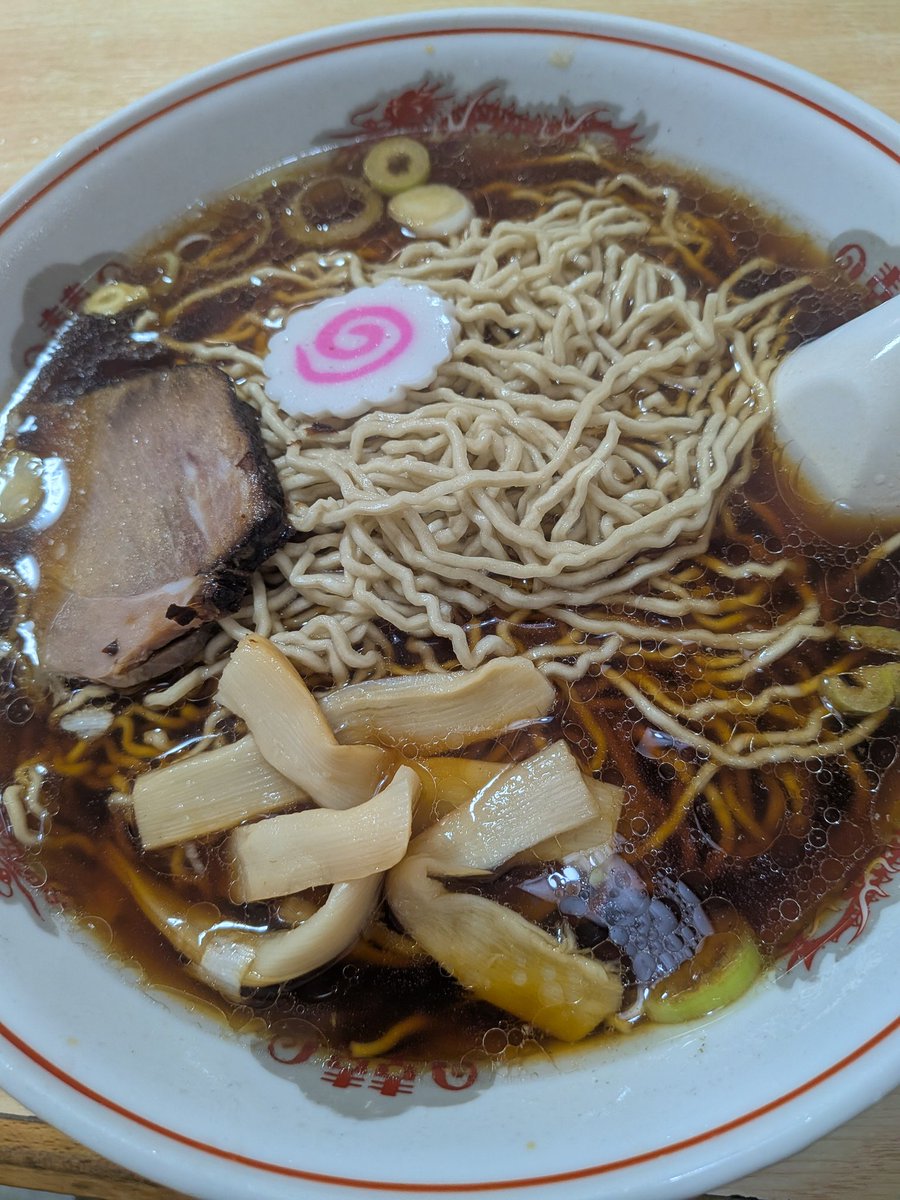 higumaruz's tweet photo. 5月20日で閉店する平塚「大黒庵」さんへ。寂しいけれど最後の一杯。注文したのは、中ラーメン（パリ／かため・50秒）。蕎麦屋なのにラーメンが人気すぎてラーメン屋になったという逸話の名店。この味忘れません。ありがとうございました！ https://t.co/XbJvDetK8l