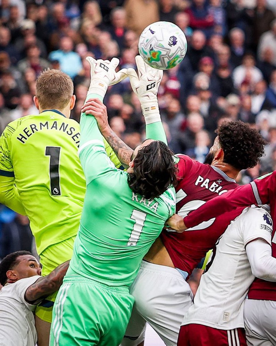 AlexanderIbadin's tweet photo. If thats not a foul, then am twitting from Mars.  Oh how beautiful the Martian planet looks this morning 
#WHUARS #COYG @Arsenal https://t.co/2InsvEdYV1