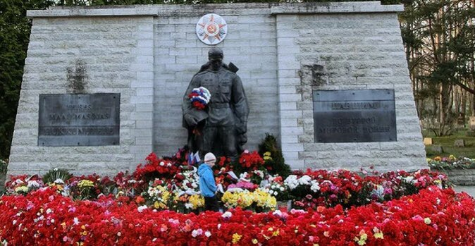 pycpim's tweet photo. The Soviet Union recaptured most Baltic states, trapping remaining German forces in the Courland Pocket until their surrender on May 13, 1945, when about 135,000 German troops surrendered.
#CPIM #USSR #antifa #BanNATO #BanAzov https://t.co/YwB4im2Ukb