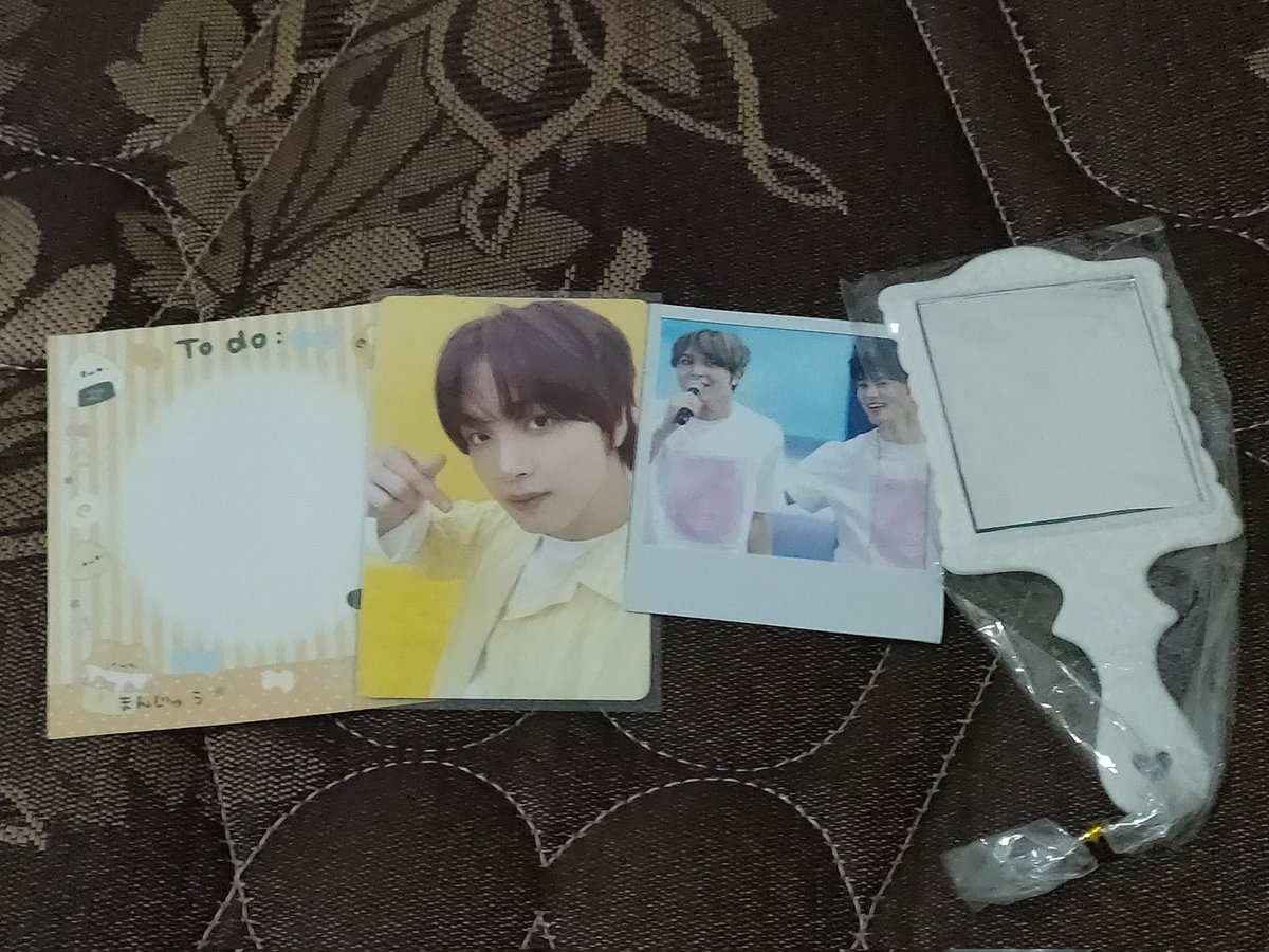 lovesiezy's tweet photo. terimakasii banyakk PC haechan &amp; freebies gemass nyaa sudah sampai dengan selamat hihii 🥹🤍 @station29mh https://t.co/1e9JKTKYSe