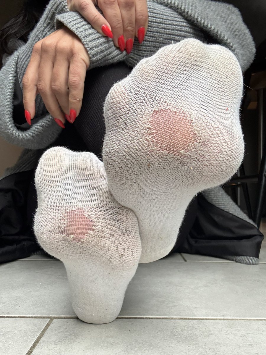 goddessbosse's tweet photo. Hier darf sich ein Schnüffler freuen. 
3 Tage wird Frau Bosse diese Teile jetzt tragen.
Was das stinkende und verschwitzte Resultat wohl für ein Aroma hat ????😶‍🌫️😈

@modelssecret_ https://t.co/OFskfHGEwb