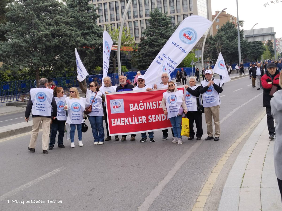 Mehmetz92800380's tweet photo. EMEKLİLER
👇
#EmekliDertliHükümeteTepkili

İktidar; 
#Emekli yi rakamlara sıkıştırdı.
Hayatını zamların insafına bıraktı.

Geçinemeyen emekliye sabır önerip,
Kendi konforlarından asla vazgeçmeyenlere;

Tarihi tepki Sandıkta !

Hakkımız olanı alacağız 
Mehmet Öztürk 
BES-SEN https://t.co/AxmZDQA1Ki