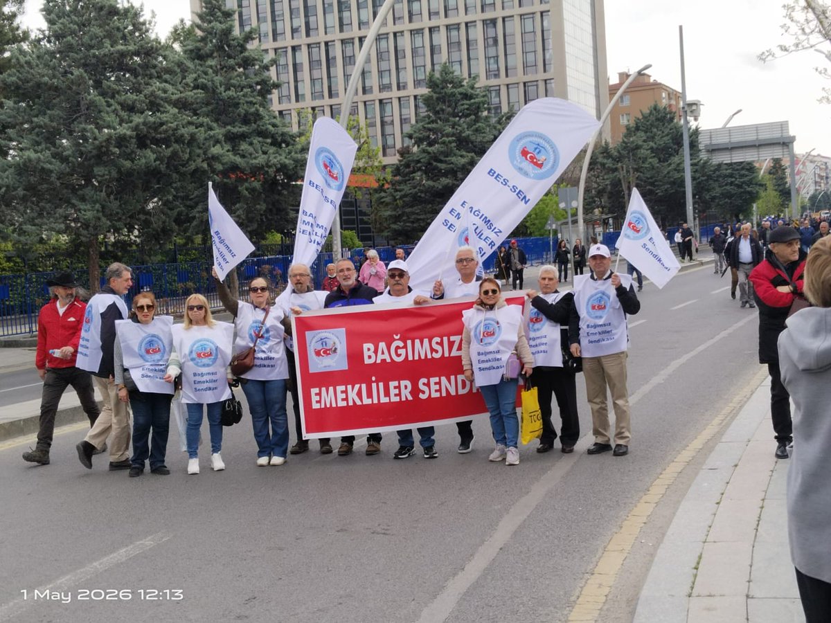 Mehmetz92800380's tweet photo. EMEKLİLER
👇
#EmekliDertliHükümeteTepkili

İktidar; 
#Emekli yi rakamlara sıkıştırdı.
Hayatını zamların insafına bıraktı.

Geçinemeyen emekliye sabır önerip,
Kendi konforlarından asla vazgeçmeyenlere;

Tarihi tepki Sandıkta !

Hakkımız olanı alacağız 
Mehmet Öztürk 
BES-SEN https://t.co/AxmZDQA1Ki