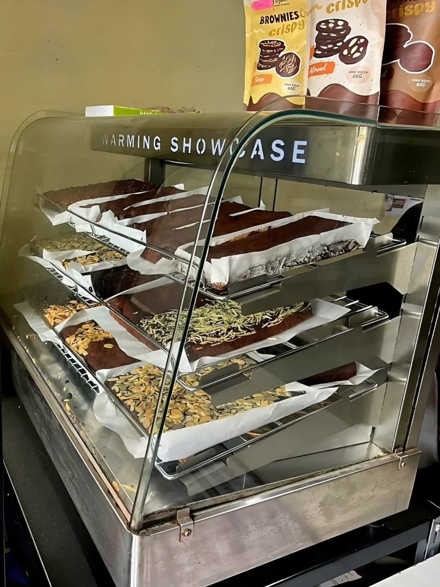 martabakismissu's tweet photo. THE MOST DELICIOUS BROWNIES IN JAKARTA BARAT... Rugi sih kalo lagi main ke daerah sana tapi ga mampir ke outletnya, minimal bawa pulang satu buat oleh-oleh ☺️☝️ https://t.co/RJxs0MyU1J