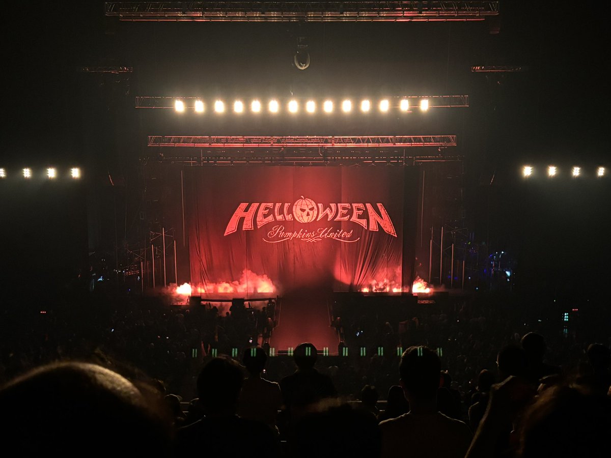 Ori_HRHM's tweet photo. とりま昨夜のHelloween 40th Japan tour最高すぎました…
選手のLoudness 45thに引き続き、素晴らしい演奏が楽しめて生きてて良かったと思えた瞬間だった。
WOWWOW再放送観たいし、2023年の武道館に引き続き今回もBlu-ray＆CD化を期待したい！
これからも出来るだけこのメンバーで長く続いてほしいな。 https://t.co/BfwTZ36W77