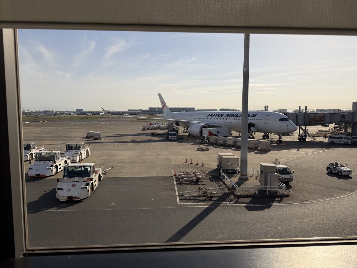 Is_kate27's tweet photo. 羽田空港第一ターミナルのパワーラウンジからの眺め✈️
富士山は見えず⛰️

#kate旅行備忘録 https://t.co/bAjjvjX1G3