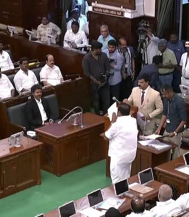 AgriSubramanian's tweet photo. சட்டமன்றத்தில் இன்று ... சட்டமன்ற உறுப்பினர் பதவி ஏற்பு நிகழ்வில் ...
முன்னாள் முதல்வர், ஒரு கட்சியின் தலைவர்,வயதில் மூத்த தலைவர், 
#எடப்பாடியார் அவர்கள் வணக்கம் வைக்கும் போது சபை நாகரிகம் தெரியாத...  பதில் வணக்கம் வைக்காத அநாகரிகம் கொண்ட #ஜோசப்_விஜய் 😠😠

நாட்டில் உங்களை விரும்பிய வாக்காளர்கள் மொத்தம் 
34.96 #சதவிகிதம் தான். உங்களை #விரும்பாத_வாக்காளர்கள் மொத்தம் 62.78 #சதவிகிதம் இருக்கின்றார்கள்..  "வாழ்க்கை ஒரு சக்கரம்" நியாபகம் வைத்துக்கொள்ளுங்கள்!

#AIADMK_CBE