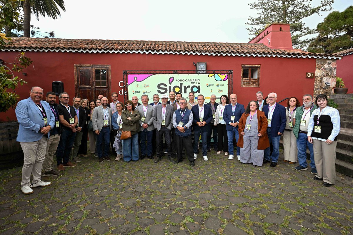 CabildoTenerife's tweet photo. 🍎 #SECTORPRIMARIO 𝗜 𝗙𝗼𝗿𝗼 𝗖𝗮𝗻𝗮𝗿𝗶𝗼 𝗱𝗲 𝗹𝗮 𝗦𝗶𝗱𝗿𝗮.

🇮🇨 Esta primera edición reunió a productores de Tenerife, Gran Canaria, La Palma y El Hierro.

🎯 Objetivo 👉🏼 profesionalizar el sector y fomentar el intercambio de conocimientos.

💬 @ValentinTF23, consejero de @SectorPrimario 👉🏼 “Más de 100 hectáreas de manzana entre La Esperanza y Los Realejos son el motor de nuestros cuatro lagares insulares. Generan empleo, diversifican el campo y actúan como barreras naturales críticas frente a incendios forestales”.

ℹ️ https://t.co/CRKtP0OT1X