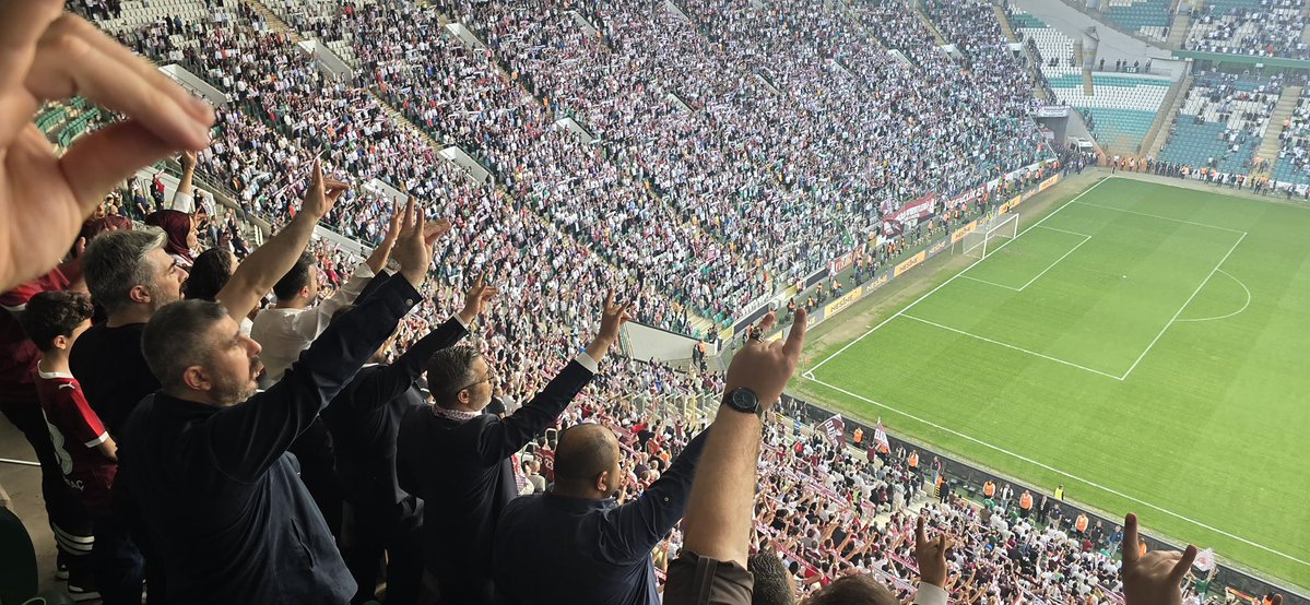 Bursa’ya gelip giderken, Bursa sokaklarında gezerken, maçın öncesinde ve sonrasında edebiyle adâbıyla Elazığlı olmanın asaletini yansıtan, mensubu olmaktan onur duyduğum haysiyet ve duruş abidesi Elazığspor taraftarının şerefli mücadelesini saygıyla selamlıyorum. 

Elazığ’ın ne