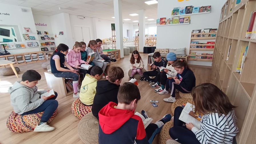 RodrigJG's tweet photo. 👉https://t.co/eHDEx1dzfw
📌 En tiempos de prisas, recortes y ruido, emociona encontrar una escuela que ha decidido organizarse alrededor de los libros, la palabra y el cuidado de lo común.
Sumérgete en esta experiencia:
https://t.co/eHDEx1dzfw
📌 #post en #blog #EscuelasEnRed en @el_pais @elpaiseducacion
Gracias a la colaboración del @ascovassexto, Paulo Nogueira Oporto, @Magoiabodega, Cristina Mendez Arosa
*Toda la información* 👇
📑 https://t.co/hqlag1krts
📌 https://t.co/bixEqYma5P
#Educación #Sociedad #AsCovas_Meaño #Pontevedra #Galicia #Educaciónprimaria #Innovacióneducativa #Aprendizaje #Pedagogía #Infancia #Profesorado #Biblioteca #Familia
#Lectura #innovación #CalidadEducativa #DocentesInnovadores #colaboración #AprendizajeActivo #educacióncrítica #formación #estudiantes
@KikeLabian @valdeazogues @lideditorial @juancarmiranda @MiriamSanchoGA @InmaNietoC @AFDACAT @pat_acostasoler @cprplasencia @zoraidaperez @alvarogrisales @vicentibus @cristobalsuarez @rosalizcalderon @mrsnorris @petunchipedro @MontseCanalEspu @EQAp @BarbaraJurado @severota @mmoliveras @jaimecores @FriendskiFlight @pacogarcisuarezCEIP