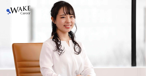 WAKE_Career's tweet photo. 「自分はエンジニアに向いていないかもしれない」
そう感じてから、10年。

今回のインタビューは、スクラムマスターとして活躍し、Microsoft MVPも受賞されている影中 光（@_mi_lin_）さんのお話です。

新卒時、エンジニアか学校教員かで最後まで迷ったという影中さん。一見バラバラに見える2つの選択肢が、時を経て「スクラムマスター」という職種で見事に重なりました。

✅ コーディングへの違和感から見つけた「自分の居場所」
✅ 「教員」と「スクラムマスター」に共通する意外な本質
✅ やりたいことを声に出し、伏線を回収していく力

一歩ずつ行動し続けた先で、過去の自分が選ばなかった選択肢が、今の自分を助けてくれる。そんな勇気をもらえる、10年越しの伏線回収の物語です。

「今の仕事は正解？」と足元が揺らぐ人にこそ届いてほしい、インタビューです🌊