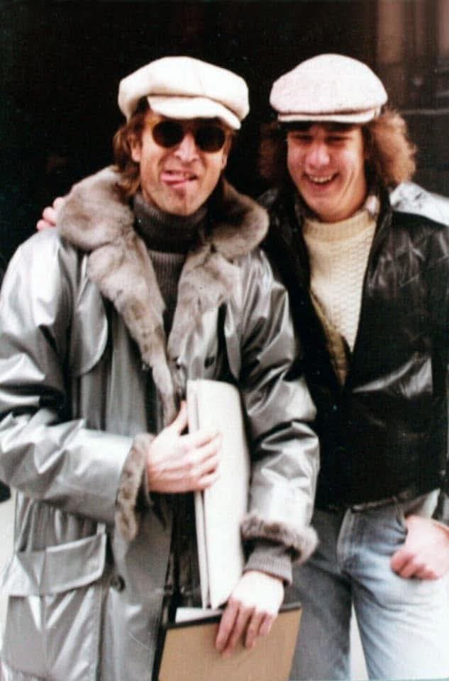 ceofjohnlennon's tweet photo. John Lennon photographed by Paul Goresh while being playful with a fan in front of Dakota, November 17, 1980. https://t.co/DLAbODoLpW