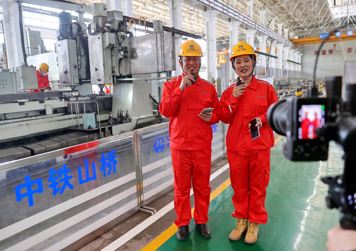 story_qhd's tweet photo. China Railway Shanhaiguan Bridge Group – founded in 1894 – held its first industrial live stream.
🌉 3,200+ steel bridges (Padma, Hong Kong‑Zhuhai‑Macao)
🛤️ 400,000+ railway turnouts.World-class tech &amp; quality, spanning 5 continents and 30+ countries🏗️
#BridgeEngineering #Railway https://t.co/mUwmOSTwhB