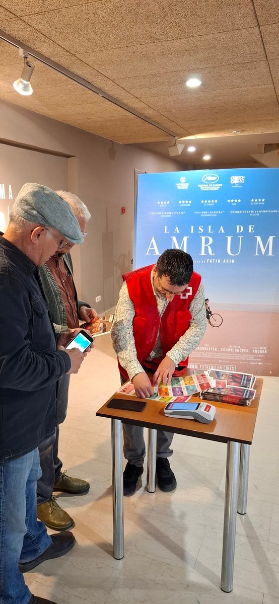 CRGranollers's tweet photo. La sessió de cinema de dissabte va ser tot un èxit! 👏
Des de la #CreuRojaGranollers volem donar les gràcies a l’@ACGranollers, al @edisoncinema i a les persones assistents per la sessió solidària de cinema amb la projecció de “La isla de Amrum” 🎬
#Granollers #SorteigOr https://t.co/BEoEbQ5wqa