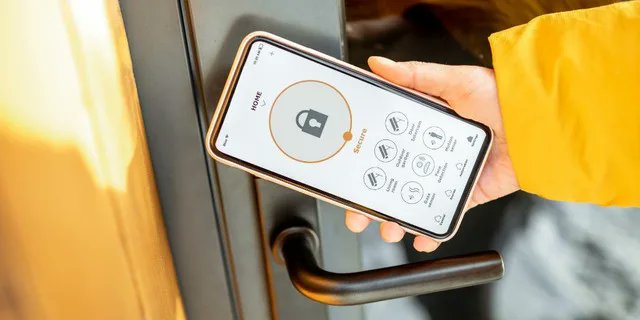 SimpledTech's tweet photo. Smart door locks don’t all get power the same way. 🔋☀️

From rechargeable batteries and hardwired systems to solar and kinetic energy, modern smart locks are evolving fast — and the power source plays a huge role in performance and reliability.

Read the full article here 👇
https://t.co/SoCmuaLRH8