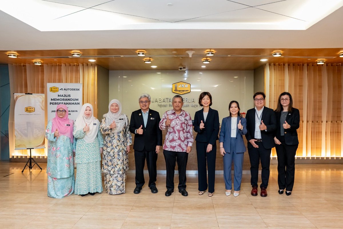 ubimjkr's tweet photo. 🤝 MoU JKR x Autodesk dimeterai hari ini! 11hb Mei 2026 - 🏗️💻

Memacu Transformasi Digital sektor pembinaan negara menerusi:
🔹 Adaptasi BIM, AI &amp; IoT
🔹 Peningkatan kompetensi pegawai
🔹 Pengurusan aset awam yang cekap &amp; mampan

🇲🇾✨ #JKRMalaysia #Autodesk #BIM #jkrcpab https://t.co/DBRMgsGiu9
