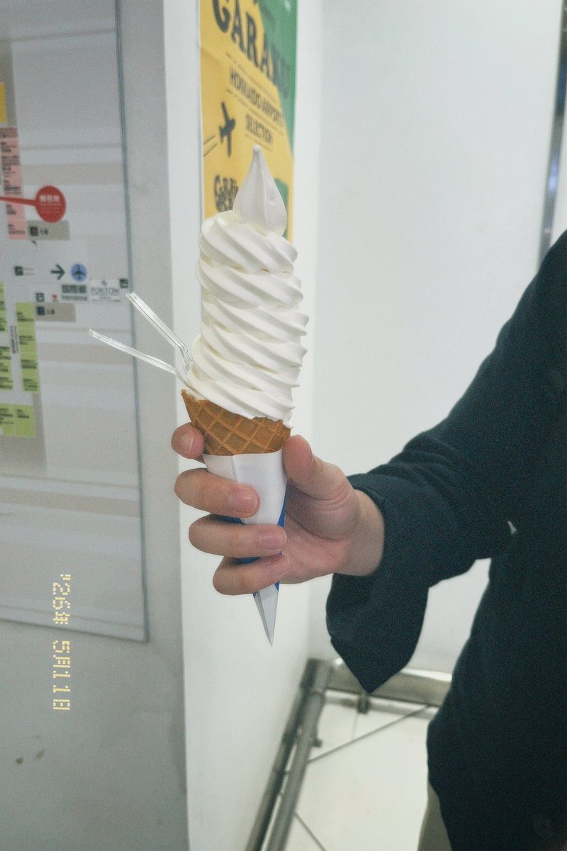 wasabi_naniwa's tweet photo. 北海道来ました。
新千歳空港で数あるソフトクリームの中で1位に輝いた「きのとや」のソフトクリーム食べましたよ。
ミルク感の強いバターのような濃厚ソフトクリームでした🍦パンに塗れそうなほど濃厚でこんなにのっけてくれて590円は驚きの安さ！！ https://t.co/myPptll5HH