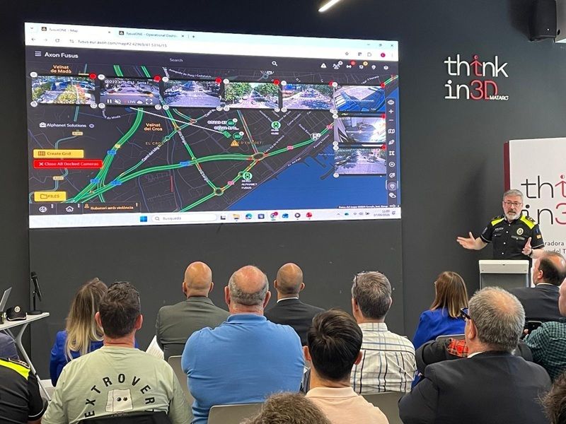 A_impulsa's tweet photo. Mataró fa un pas endavant en seguretat i tecnologia.

La Policia Local és la primera de Catalunya en testejar Fusus, una plataforma que integra en temps real imatges de càmeres, drons i dispositius policials sobre un mapa intel·ligent 

🔗 https://t.co/ymWJLzlzxL https://t.co/8Oc4SK0Iya