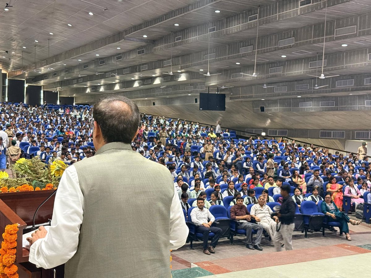 ThePradeepBatra's tweet photo. राष्ट्रीय प्रौद्योगिकी दिवस 2026 के अवसर पर भारतीय प्रौद्योगिकी संस्थान @iitroorkee में आयोजित कार्यक्रम में “समावेशी विकास हेतु उत्तरदायी नवाचार” विषय पर सहभागिता कर विचार साझा किए।

यह महत्वपूर्ण संवाद UCOST, ITDA एवं Lakshya Society के संयुक्त तत्वावधान में आयोजित किया गया, जिसमें “Technological Antyodaya” के संकल्प को साकार करने पर विशेष चर्चा हुई।

आदरणीय प्रधानमंत्री @narendramodi जी के दूरदर्शी नेतृत्व एवं मुख्यमंत्री @pushkardhami जी के गतिशील मार्गदर्शन में उत्तराखंड तकनीक और नवाचार के क्षेत्र में निरंतर आगे बढ़ रहा है।

हमारा संकल्प है कि Artificial Intelligence, Digital Science और आधुनिक तकनीकों का लाभ राज्य के अंतिम व्यक्ति और अंतिम गांव तक पहुंचे।
विज्ञान, नवाचार और आत्मनिर्भरता के इस युग में उत्तराखंड नई तकनीकी क्रांति का मजबूत केंद्र बनकर उभर रहा है।

#NationalTechnologyDay