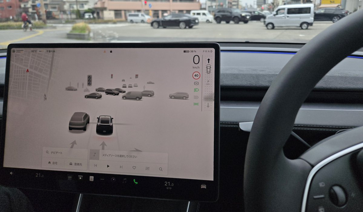 テスラを運転してきたんだけど
ナビで目的地登録したら
自動でその場所まで行く機能は
すでに搭載されていて
後は日本の法整備や保険の問題が
クリアされるのを待って
アップデートするだけらしい

すごいよね 