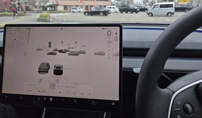 テスラを運転してきたんだけど ナビで目的地登録したら 自動でその場所まで行く機能は すでに搭載されていて 後は日本の法整備や保険の問題が クリアされるのを待って アップデートするだけらしい すごいよね