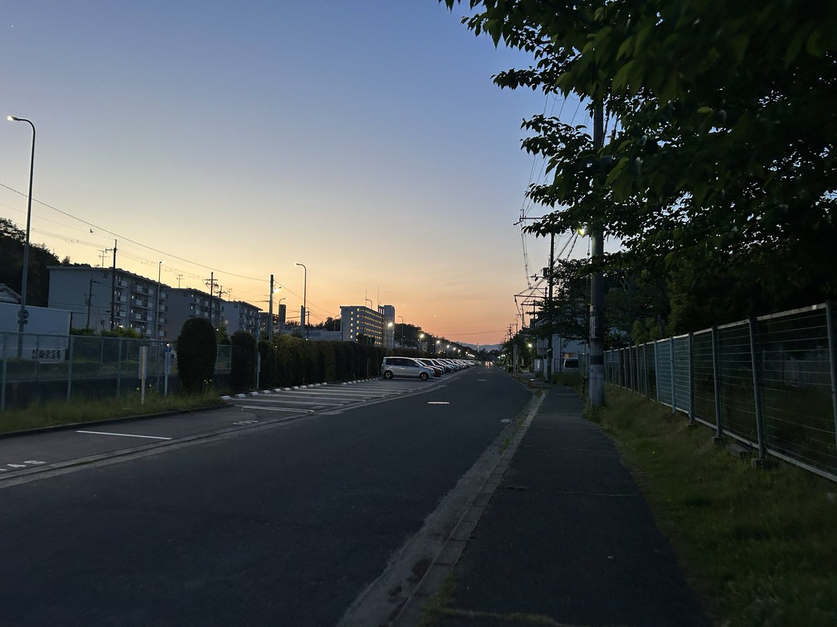 okasuke249's tweet photo. 連休も土日も遊び呆けたので、この時間まで残業。でも、やらなあかんこといろいろ片付いてスッキリ✨たまにはいいな。たまにはね。今日1日のあれこれが夕焼けにとけていく。 https://t.co/3hYY9714hJ